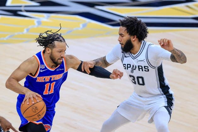 NBA, Basketball Herren, USA Finals Game 2 - New York Knicks at San Antonio Spurs New York Knicks guard Jalen Brunson (L) dribbles past San Antonio Spurs forward Julian Champagnie during Game 2 of the NBA Finals between the San Antonio Spurs and the New York Knicks in San Antonio, Texas, USA, 05 June 2026. San Antonio United States  Copyright: xADAMxDAVISx