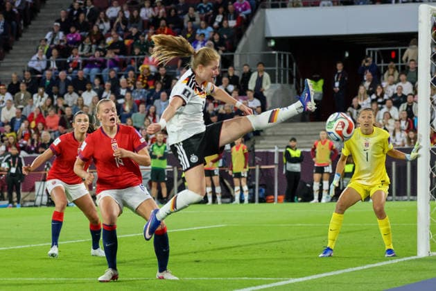 Cologne, Germany 05 06 2026 World Cup qualifier Germany vs Norway Pictured from left Ingrid Engen Norway , Mathilde Harviken Norway , Sjoeke Nüsken Nuesken Germany and goalkeeper Cecilie Fiskerstrand Norway Copyright: HMBxMedia MadeleinexFantini