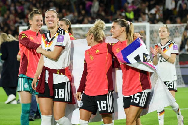 Cologne, Germany 05 06 2026 World Cup qualifying match Germany vs. Norway In the picture from left Melissa Kössler Koessler Germany , Linda Dallmann Germany and Selina Cerci Germany celebrate the secured participation in the World Cup 2027 in Brazil with the official World Cup qualified banner Copyright: HMBxMedia MadeleinexFantini
