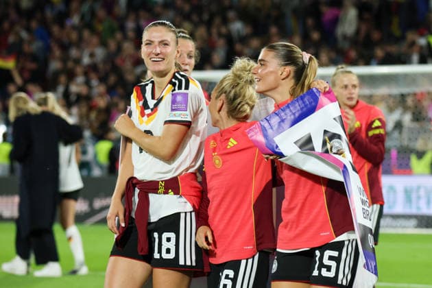 Cologne, Germany 05 06 2026 World Cup qualifying match Germany vs. Norway In the picture from left Melissa Kössler Koessler Germany , Linda Dallmann Germany and Selina Cerci Germany celebrate the secured participation in the World Cup 2027 in Brazil with the official World Cup qualified banner Copyright: HMBxMedia MadeleinexFantini