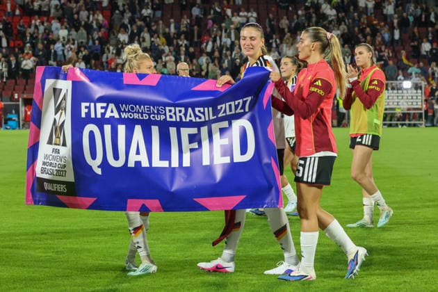 Köln, Deutschland: 05.06. 2026 - WM Qualifikationsspiel Deutschland vs. Norwegen Im Bild: v.li. Linda Dallmann (Deutschland) Melissa Kössler Koessler (Deutschland),und Selina Cerci (Deutschland) feiern mit dem offiziellen WM qualified Banner die gesicherte Teilnahme an der WM 2027 in Brasilien *** Cologne, Germany 05 06 2026 World Cup qualifying match Germany vs. Norway In the picture from left Linda Dallmann Germany Melissa Kössler Koessler Germany ,and Selina Cerci Germany celebrate the secured participation in the World Cup 2027 in Brazil with the official World Cup qualified banner Copyright: HMBxMedia MadeleinexFantini