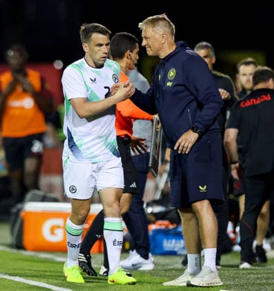Fußball, Testspiel, Kanada - Irland International Friendly, Länderspiel, Nationalmannschaft Stade Saputo, MontrÃ Seamus Coleman is greeted by Head Coach Heimir Hallgrimsson as he makes his way off 6 6 2026  Copyright: x INPHO RyanxByrnex RB1_0860