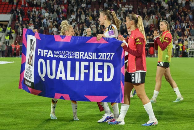 Cologne, Germany 05 06 2026 World Cup qualifying match Germany vs. Norway In the picture from left Linda Dallmann Germany Melissa Kössler Koessler Germany ,and Selina Cerci Germany celebrate the secured participation in the World Cup 2027 in Brazil with the official World Cup qualified banner Copyright: HMBxMedia MadeleinexFantini