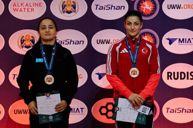 Wrestling Ranking Series Ulaanbaatar Open Podium 57kg WW Bronze Nilufar Raimova KAZ , Elvira Suleyman TUR Copyright: xKostadinxAndonovx xUnitedxWorldxWrestlingx Kostadin Andonov United World Wrestling