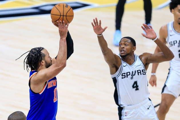 NBA, Basketball Herren, USA Finals Game 2 - New York Knicks at San Antonio Spurs New York Knicks guard Jalen Brunson (L) shoots over San Antonio Spurs guard De Aaron Fox during Game 2 of the NBA Finals between the San Antonio Spurs and the New York Knicks in San Antonio, Texas, USA, 05 June 2026. San Antonio United States  Copyright: xADAMxDAVISx