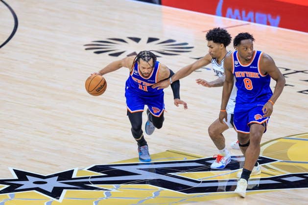 NBA, Basketball Herren, USA Finals Game 2 - New York Knicks at San Antonio Spurs New York Knicks guard Jalen Brunson (C) dribbles past San Antonio Spurs guard Dylan Harper (2-R) during Game 2 of the NBA Finals between the San Antonio Spurs and the New York Knicks in San Antonio, Texas, USA, 05 June 2026. San Antonio United States  Copyright: xADAMxDAVISx