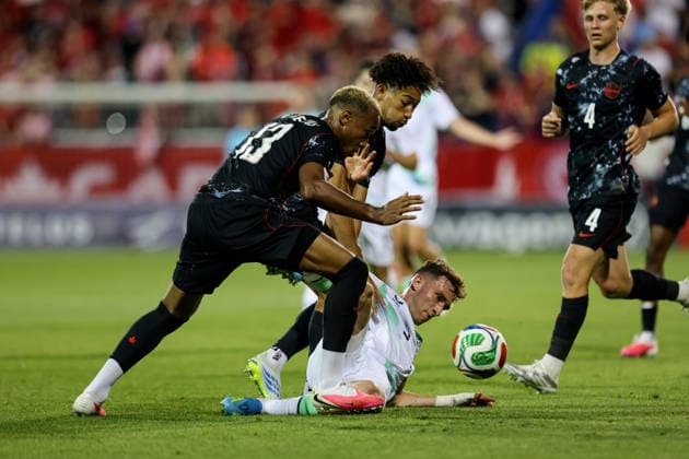 Fußball, Testspiel, Kanada - Irland International Friendly, Länderspiel, Nationalmannschaft Stade Saputo, MontrÃ Mason Melia is fouled by Derek Cornelius 6 6 2026  Copyright: x INPHO RyanxByrnex RB1_2003