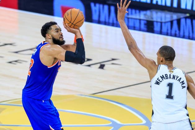 NBA, Basketball Herren, USA Finals Game 2 - New York Knicks at San Antonio Spurs New York Knicks center Karl-Anthony Towns (L) shoots over San Antonio Spurs forward Victor Wembanyama (R) during Game 2 of the NBA Finals between the San Antonio Spurs and the New York Knicks in San Antonio, Texas, USA, 05 June 2026. San Antonio United States  Copyright: xADAMxDAVISx