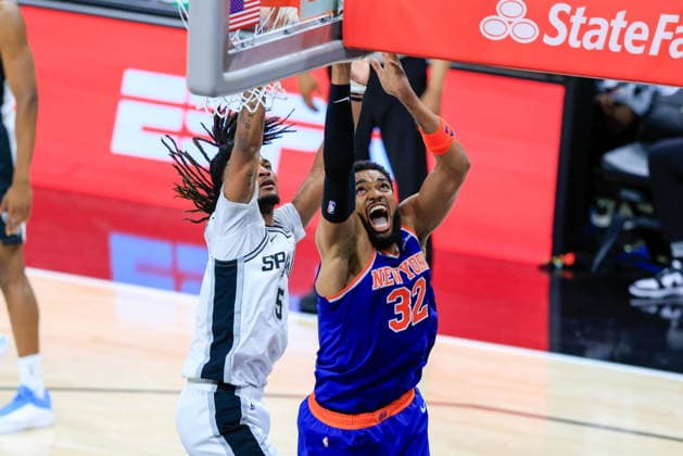 NBA, Basketball Herren, USA Finals Game 2 - New York Knicks at San Antonio Spurs New York Knicks center Karl-Anthony Towns (R) makes a basket past San Antonio Spurs guard Stephon Castle (L) during Game 2 of the NBA Finals between the San Antonio Spurs and the New York Knicks in San Antonio, Texas, USA, 05 June 2026. San Antonio United States  Copyright: xADAMxDAVISx