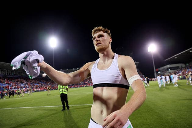 Fußball, Testspiel, Kanada - Irland International Friendly, Länderspiel, Nationalmannschaft Stade Saputo, MontrÃ Jake O Brien gives his jersey to a young fan after the match 6 6 2026  Copyright: x INPHO RyanxByrnex RB3_6145