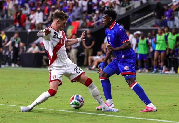 International soccer friendly - Haiti vs Peru Peru s Oliver Sonne (L) in action against Haiti s Derrick Etienne Jr during the International soccer friendly between Haiti and Peru in Miami, Florida, USA, 05 June 2026. MIAMI FLORIDA United States  Copyright: xCRISTOBALxHERRERA-ULASHKEVICHx