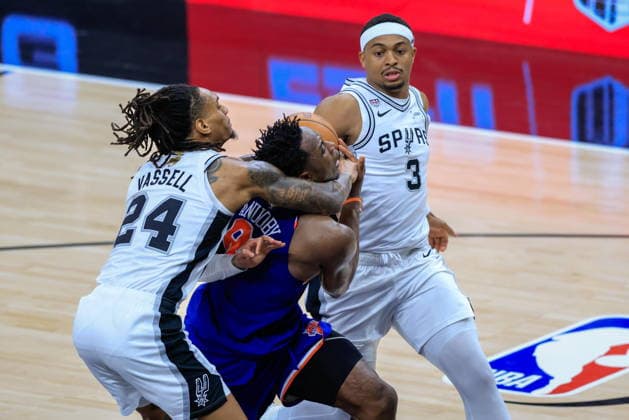 NBA, Basketball Herren, USA Finals Game 2 - New York Knicks at San Antonio Spurs San Antonio Spurs guard Devin Vassell (L) fouls New York Knicks forward Og Anunoby (C) during Game 2 of the NBA Finals between the San Antonio Spurs and the New York Knicks in San Antonio, Texas, USA, 05 June 2026. San Antonio United States  Copyright: xADAMxDAVISx