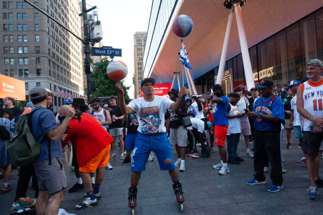 June 5, 2026, New York City, New York, USA: New York Knicks Basketball Team Watch Party in front of Madison Square Garden ( 33rd street and 7th avenue ) during the New York Knicks vs San Antonio Spurs Championship Finals. New York City USA - ZUMAt442 20260605_znp_t442_016 Copyright: xBillyxTompkinsx