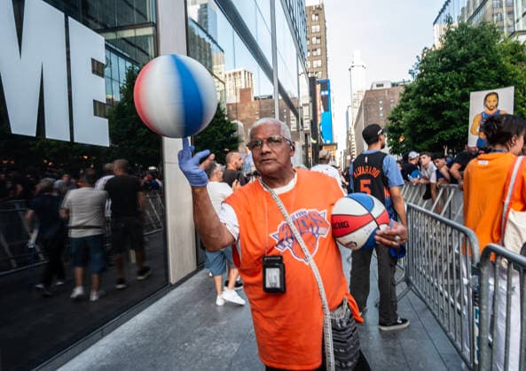 June 5, 2026, New York City, New York, USA: New York Knicks Basketball Team Watch Party in front of Madison Square Garden ( 33rd street and 7th avenue ) during the New York Knicks vs San Antonio Spurs Championship Finals. NY Knicks Watch Party  - ZUMAt442 20260605_znp_t442_015 Copyright: xBillyxTompkinsx