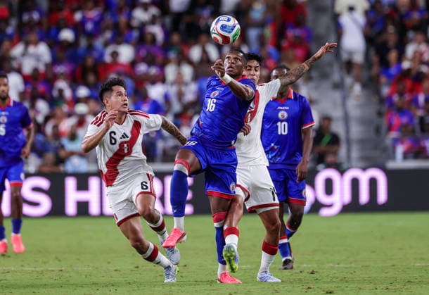 International soccer friendly - Haiti vs Peru Haiti s Lenny Joseph (C) in action against Peru s Jesus Pretell (L) during the International soccer friendly between Haiti and Peru in Miami, Florida, USA, 05 June 2026. MIAMI FLORIDA United States  Copyright: xCRISTOBALxHERRERA-ULASHKEVICHx