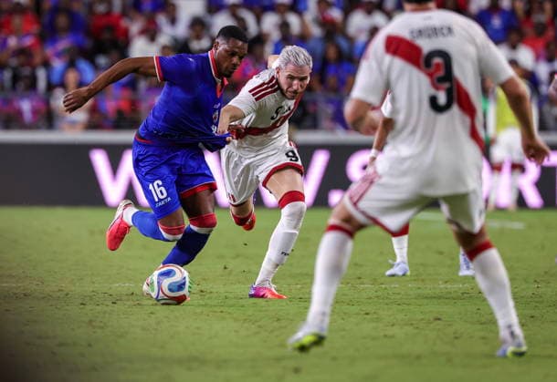 International soccer friendly - Haiti vs Peru Haiti s Lenny Joseph (L) in action against Peru s Adrian Ugarriza during the International soccer friendly between Haiti and Peru in Miami, Florida, USA, 05 June 2026. MIAMI FLORIDA United States  Copyright: xCRISTOBALxHERRERA-ULASHKEVICHx