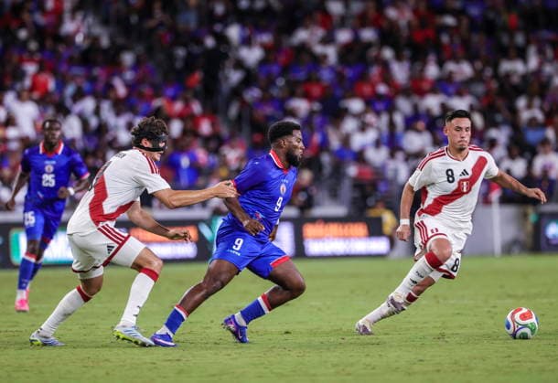 International soccer friendly - Haiti vs Peru Haiti s Duckens Nazon (C) in action against Peru s Adrian Ugarriza (L) and Peru s Erick Noriega during the International soccer friendly between Haiti and Peru in Miami, Florida, USA, 05 June 2026. MIAMI FLORIDA United States  Copyright: xCRISTOBALxHERRERA-ULASHKEVICHx
