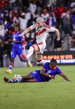 International soccer friendly - Haiti vs Peru Peru s Adrian Ugarriza (top) in action against Haiti s Jean-Ricner Bellegarde during the International soccer friendly between Haiti and Peru in Miami, Florida, USA, 05 June 2026. MIAMI FLORIDA United States  Copyright: xCRISTOBALxHERRERA-ULASHKEVICHx