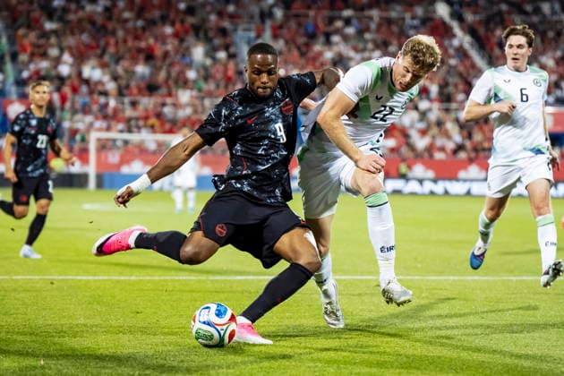 June 5, 2026, Montreal, Pq, Canada: Canada s Cyle Larin (9) shoots while Republic of Ireland s Adam Idah (22) applies pressure during second half International Friendly, Länderspiel, Nationalmannschaft soccer action in Montreal, on Friday, June 5, 2026. Canada News - June 5, 2026  - ZUMAc35_ 20260605_zaf_c35_122 Copyright: xChristopherxKatsarovx