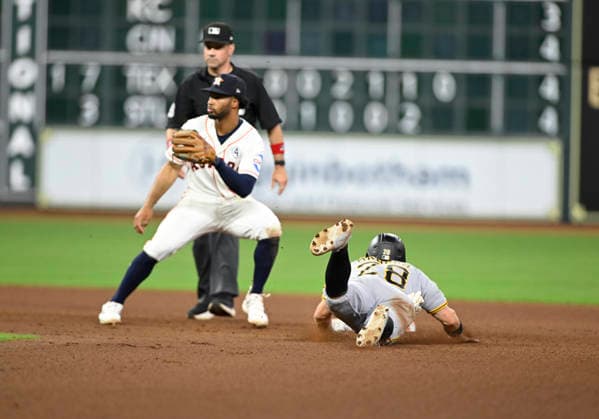 June 2, 2026, Houston, Texas, United States: Pittsburgh Pirates left fielder Jake Mangum (28) steals second in the eighth inning with Houston Astros center fielder Brice Matthews (0) covering during an MLB, Baseball Herren, USA game on Tuesday June 2, 2026 at Daikin Park in Houston, Texas. The Pirates defeated the Astros 10-6. Houston United States - ZUMAw132 20260602_zap_w132_065 Copyright: xTomxWalkox