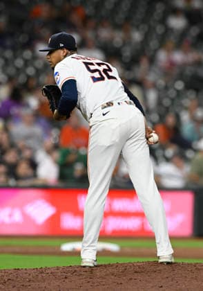 June 2, 2026, Houston, Texas, United States: Houston Astros pitcher Bryan Abreu (52) reads the pitch sign in the eighth inning during an MLB, Baseball Herren, USA game against the Pittsburgh Pirates on Tuesday June 2, 2026 at Daikin Park in Houston, Texas. The Pirates defeated the Astros 10-6. MLB: Pittsburgh Pirates At Houston Astros  - ZUMAw132 20260602_zap_w132_093 Copyright: xTomxWalkox