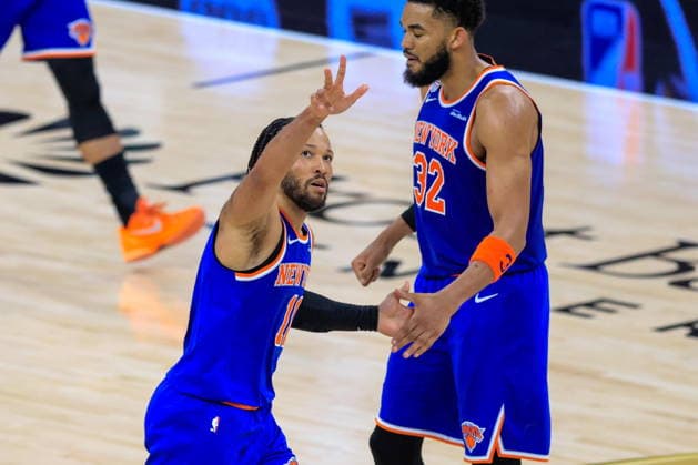 NBA, Basketball Herren, USA Finals Game 2 - New York Knicks at San Antonio Spurs New York Knicks center Karl-Anthony Towns (R) congratulates New York Knicks guard Jalen Brunson (L) after Brunson makes a basket during Game 2 of the NBA Finals between the San Antonio Spurs and the New York Knicks in San Antonio, Texas, USA, 05 June 2026. San Antonio United States  Copyright: xADAMxDAVISx