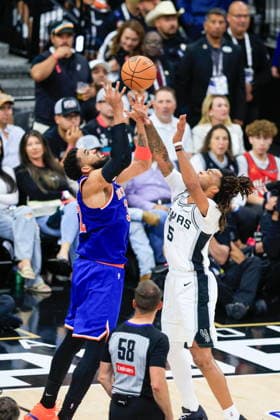 NBA, Basketball Herren, USA Finals Game 2 - New York Knicks at San Antonio Spurs New York Knicks center Karl-Anthony Towns (L) and San Antonio Spurs guard Stephon Castle (R) jump for the ball during Game 2 of the NBA Finals between the San Antonio Spurs and the New York Knicks in San Antonio, Texas, USA, 05 June 2026. San Antonio United States  Copyright: xADAMxDAVISx