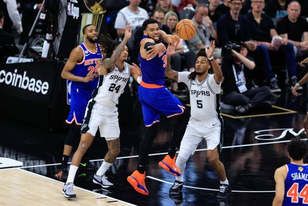 NBA, Basketball Herren, USA Finals Game 2 - New York Knicks at San Antonio Spurs New York Knicks center Karl-Anthony Towns (C) makes a pass during Game 2 of the NBA Finals between the San Antonio Spurs and the New York Knicks in San Antonio, Texas, USA, 05 June 2026. San Antonio United States  Copyright: xADAMxDAVISx