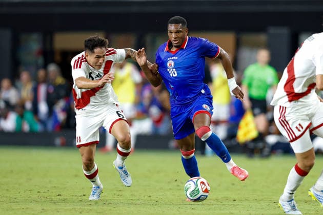 MIAMI, FL - JUNE 5: Peru midfielder Jesus Pretell (6) and Haiti forward Lenny Joseph (16) battle for the ball during the International Friendly, Länderspiel, Nationalmannschaft game between Haiti and Peru at NU Stadium on June 5, 2026 in Miami,Florida.(Photo by Chris Arjoon Icon Sportswire) SOCCER: JUN 05 Haiti vs Peru EDITORIAL USE ONLY Icon2605060010021