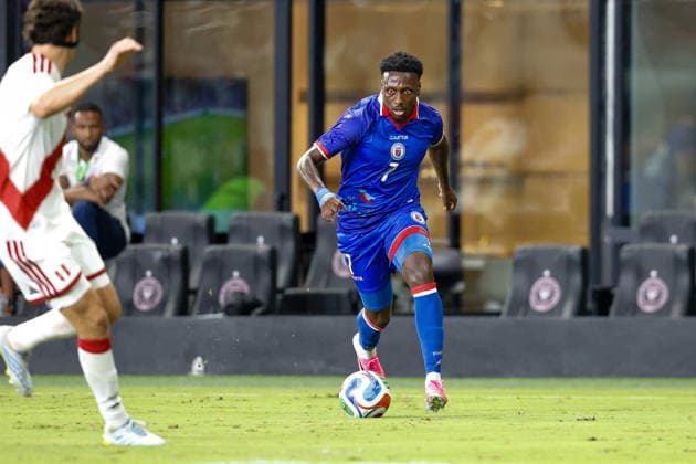 MIAMI, FL - JUNE 5: Haiti forward Derrick Etienne Jr. (7) controls the ball during the International Friendly, Länderspiel, Nationalmannschaft game between Haiti and Peru at NU Stadium on June 5, 2026 in Miami,Florida.(Photo by Chris Arjoon Icon Sportswire) SOCCER: JUN 05 Haiti vs Peru EDITORIAL USE ONLY Icon2605060010024