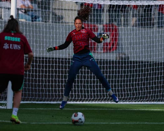 05 06 2026, Football, Womens World Cup Qualification Switzerland Malta, Lugano, AIL Arena Livia Peng 12, A Team Switzerland, re during warm-up by Nadine Angerer Goalkeeper coach, A Team Switzerland Photo Urs Ottiger IMAGO Lugano AIL Arena Ticino Switzerland