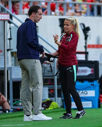 05 06 2026, Football, Womens World Cup Qualification Switzerland Malta, Lugano, AIL Arena Rafel Navarro Coach, A Team Switzerland, left and Julia Simic Assistant, A Team Switzerland in discussion Photo Urs Ottiger IMAGO Lugano AIL Arena Ticino Switzerland