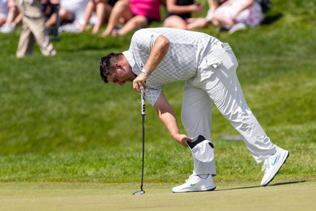 June 5, 2026, Dublin, Ohio, U.S: Chris Gotterup swipes at sand on the green before putting on 14 during the second round of The Memorial Tournament at Muirfield Village Golf Club, Dublin, Ohio. Dublin U.S - ZUMAs304 20260605_zaf_s304_006 Copyright: xScottxStuartx