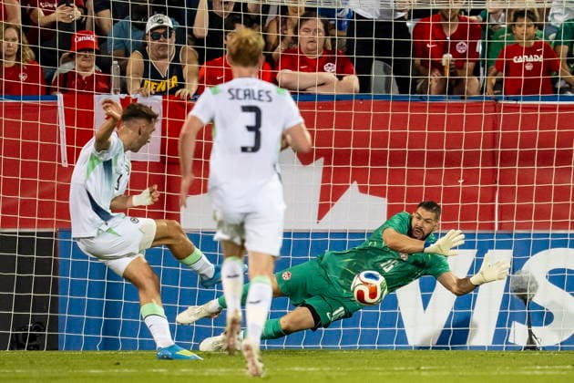 Fußball, Testspiel, Kanada - Irland June 5, 2026, Montreal, Pq, Canada: Le gardien du Canada Maxime Cro peau (16) stoppe le penalty de l attaquant de l Irlande Troy Parrott lors d un match amical disputo le 5 juin 2026, au stade Saputo. LA PRESSE CANADIENNE Canada News - June 5, 2026  - ZUMAc35_ 20260605_zaf_c35_153 Copyright: xChristopherxKatsarovx