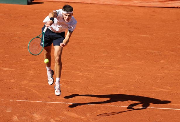 (260606) -- PARIS, June 6, 2026 -- Jakub Mensik serves during the men s singles semifinal match between Alexander Zverev of Germany and Jakub Mensik of the Czech Republic at the French Open tennis tournament at Roland Garros, Paris, France, June 5, 2026. ) (SP)FRANCE-PARIS-TENNIS-FRENCH OPEN-MEN S SINGLES-SEMIFINAL WuxHuiwo 