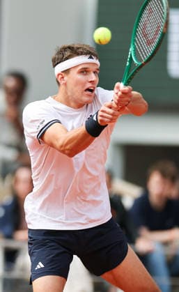 (260606) -- PARIS, June 6, 2026 -- Jakub Mensik hits a return during the men s singles semifinal match between Alexander Zverev of Germany and Jakub Mensik of the Czech Republic at the French Open tennis tournament at Roland Garros, Paris, France, June 5, 2026. ) (SP)FRANCE-PARIS-TENNIS-FRENCH OPEN-MEN S SINGLES-SEMIFINAL WuxHuiwo 