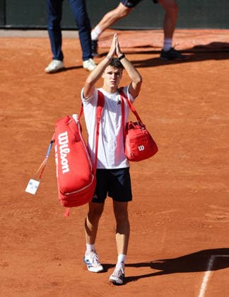 (260606) -- PARIS, June 6, 2026 -- Jakub Mensik greets the spectators after the men s singles semifinal match between Alexander Zverev of Germany and Jakub Mensik of the Czech Republic at the French Open tennis tournament at Roland Garros, Paris, France, June 5, 2026. ) (SP)FRANCE-PARIS-TENNIS-FRENCH OPEN-MEN S SINGLES-SEMIFINAL WuxHuiwo 