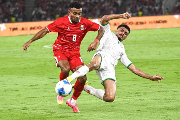 (260606) -- JAKARTA, June 6, 2026 -- Yakob Sayuri (L) of Indonesia vies with Musab Mahfoodh Alshaqsi of Oman during the FIFA Men s Match Day between Indonesia and Oman at Gelora Bung Karno Stadium, Jakarta, Indonesia, June 5, 2026. ) (SP)INDONESIA-JAKARTA-FOOTBALL-FIFA MEN S MATCH DAY-INDONESIA VS OMAN AgungxKuncahyaxB. 