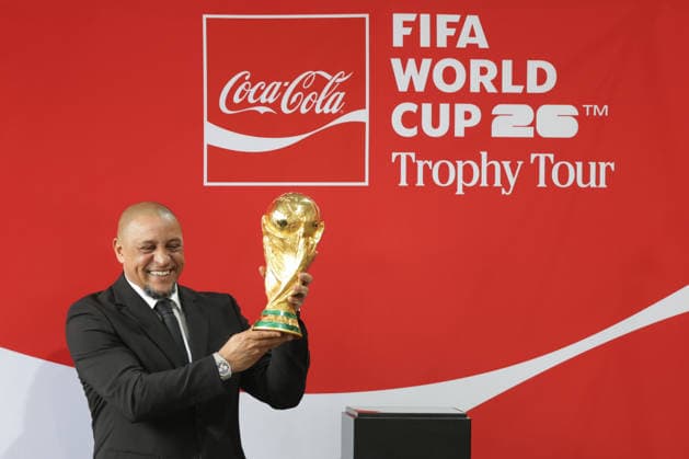(260606) -- MEXICO CITY, June 6, 2026 -- Former Brazilian football player Roberto Carlos poses for a photo with the original FIFA World Cup, WM, Weltmeisterschaft, Fussball Trophy during the Mexico City stop of the FIFA World Cup Trophy Tour in Mexico City, Mexico, June 5, 2026. (Photo by Xinhua) (SP)MEXICO-MEXICO CITY-FIFA WORLD CUP-TROPHY TOUR FranciscoxCanedo 