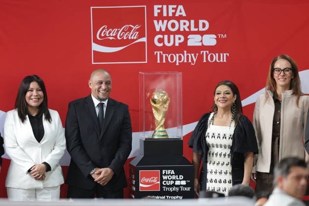 (260606) -- MEXICO CITY, June 6, 2026 -- Mexico City Mayor Clara Brugada (2nd R) and former Brazilian football player Roberto Carlos (2nd L) pose for photos with the original FIFA World Cup, WM, Weltmeisterschaft, Fussball Trophy during the Mexico City stop of the FIFA World Cup Trophy Tour in Mexico City, Mexico, June 5, 2026. (Photo by Xinhua) (SP)MEXICO-MEXICO CITY-FIFA WORLD CUP-TROPHY TOUR FranciscoxCanedo 