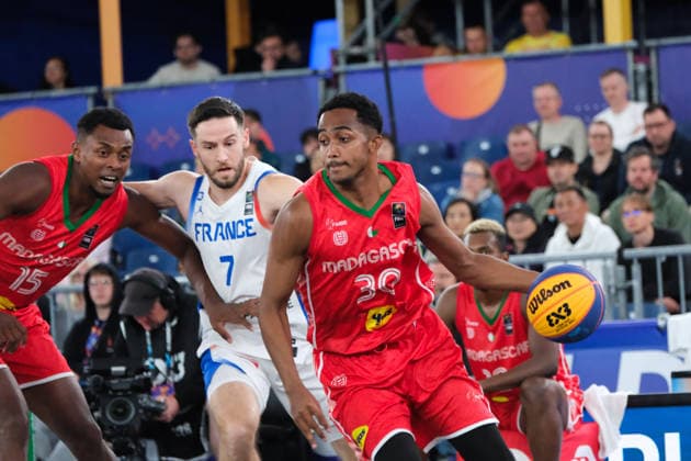 June 5, 2026, Warsaw, Masovian Voivodeship, Poland: France s HUGO SUHARD (7) and Madagascar s ANTHONY RASOLOMANANA (15), MARCO RAKOTOVAO (30) in action during a FIBA 3x3 Basketball World Cup men s last 16 game between France and Madagascar in Warsaw, Poland. Basketball 2026: FIBA 3x3 World Cup Men s Last 16: France 16:10 Madagascar  - ZUMAk204 20260605_zip_k204_123 Copyright: xRomanxKozielx