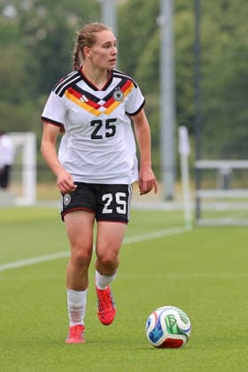 Frankfurt, Germany 05 June 2026 U19 Womens National Team 2026 Test Match Germany vs USA In the picture Maria Penner Germany is looking for a kick-off station DFL DFB regulations prohibit any use of photographs as image sequences and or quasi video DFB Campus Hessen Copyright: xFotostandx xRacochax