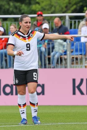 Frankfurt, Germany 05 June 2026 U19 Womens National Team 2026 Test Match Germany vs USA In the picture Leonie Köpp Koepp Germany gives tactical instructions to her teammates DFL DFB regulations prohibit any use of photographs as image sequences and or quasi video DFB Campus Hessen Copyright: xFotostandx xRacochax