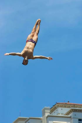 June 5, 2026, St Petersburg, Florida, USA: Great Britain s AIDAN HESLOP executes a high-precision dive from the 27-meter platform at the St. Pete Pier during Stop 2 of the Red Bull Cliff Diving World Series. St Petersburg USA - ZUMAd225 20260605_znp_d225_003 Copyright: xZoraidaxDiazx St Petersburg USA - ZUMA0858 0858483469st Copyright: xIMAGO ZoraidaxDiazx