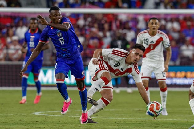 MIAMI, FL - JUNE 5: Haiti midfielder Jean Jacques Danley (17) and Peru midfielder Erick Noriega (8) battle for the ball during the International Friendly, Länderspiel, Nationalmannschaft game between Haiti and Peru at NU Stadium on June 5, 2026 in Miami,Florida.(Photo by Chris Arjoon Icon Sportswire) SOCCER: JUN 05 Haiti vs Peru EDITORIAL USE ONLY Icon2605060010039