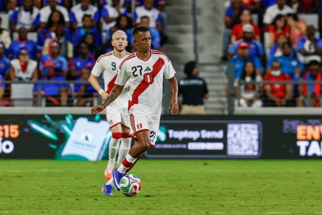 MIAMI, FL - JUNE 5: Peru forward Jhonny Vidales (27) controls the ball on during the International Friendly, Länderspiel, Nationalmannschaft game between Haiti and Peru at NU Stadium on June 5, 2026 in Miami,Florida.(Photo by Chris Arjoon Icon Sportswire) SOCCER: JUN 05 Haiti vs Peru EDITORIAL USE ONLY Icon2605060010045