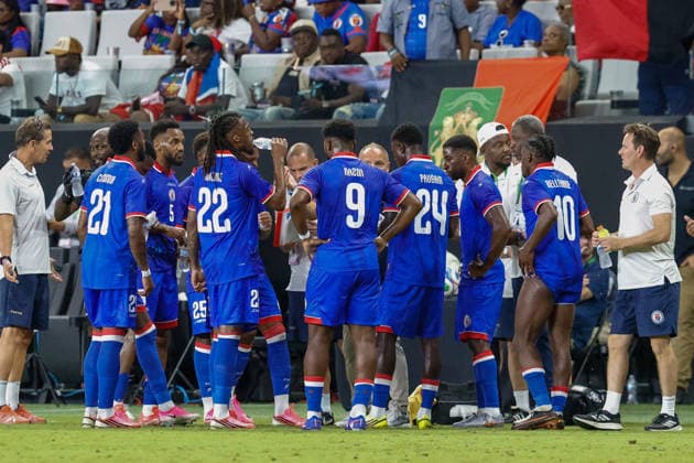 MIAMI, FL - JUNE 5: Haiti players form a huddle during a water break at an International Friendly, Länderspiel, Nationalmannschaft game between Haiti and Peru at NU Stadium on June 5, 2026 in Miami,Florida.(Photo by Chris Arjoon Icon Sportswire) SOCCER: JUN 05 Haiti vs Peru EDITORIAL USE ONLY Icon2605060010046