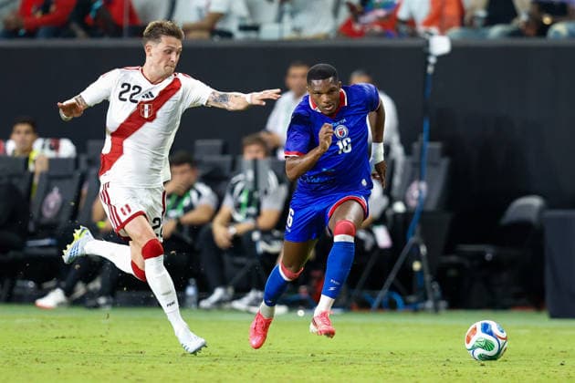 MIAMI, FL - JUNE 5: Haiti forward Lenny Joseph (16) controls the ball as Peru defender Oliver Sonne (22) looks on during the International Friendly, Länderspiel, Nationalmannschaft game between Haiti and Peru at NU Stadium on June 5, 2026 in Miami,Florida.(Photo by Chris Arjoon Icon Sportswire) SOCCER: JUN 05 Haiti vs Peru EDITORIAL USE ONLY Icon2605060010057