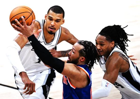 (260606) -- SAN ANTONIO, June 6, 2026 -- Jalen Brunson (C) of New York Knicks competes during the final game 2 between New York Knicks and San Antonio Spurs at the 2025-2026 NBA, Basketball Herren, USA basketball game in San Antonio, the United States, June 5, 2026. ) (SP)U.S.-SAN ANTONIO-BASKETBALL-NBA-FINALS-KNICKS VS SPURS WuxXiaoling 