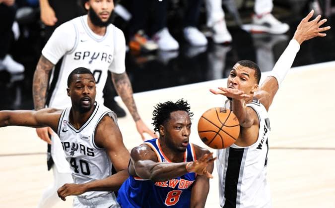 (260606) -- SAN ANTONIO, June 6, 2026 -- Victor Wembanyama (1st R) of San Antonio Spurs defends New York Knicks forward Og Anunoby (2nd R) during the final game 2 between New York Knicks and San Antonio Spurs at the 2025-2026 NBA, Basketball Herren, USA basketball game in San Antonio, the United States, June 5, 2026. ) (SP)U.S.-SAN ANTONIO-BASKETBALL-NBA-FINALS-KNICKS VS SPURS WuxXiaoling 